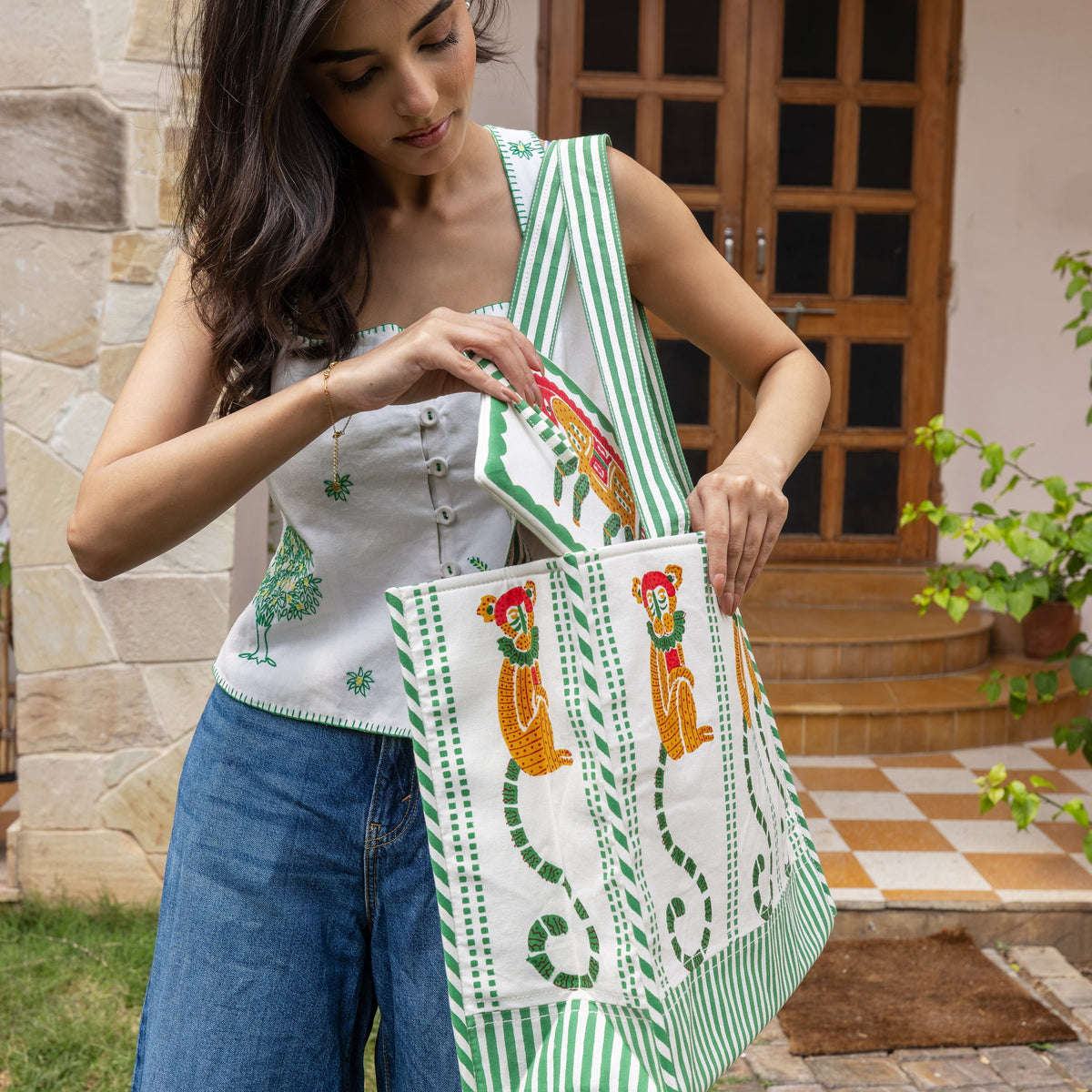 Jeu de Singes Green & Red Tote Bag