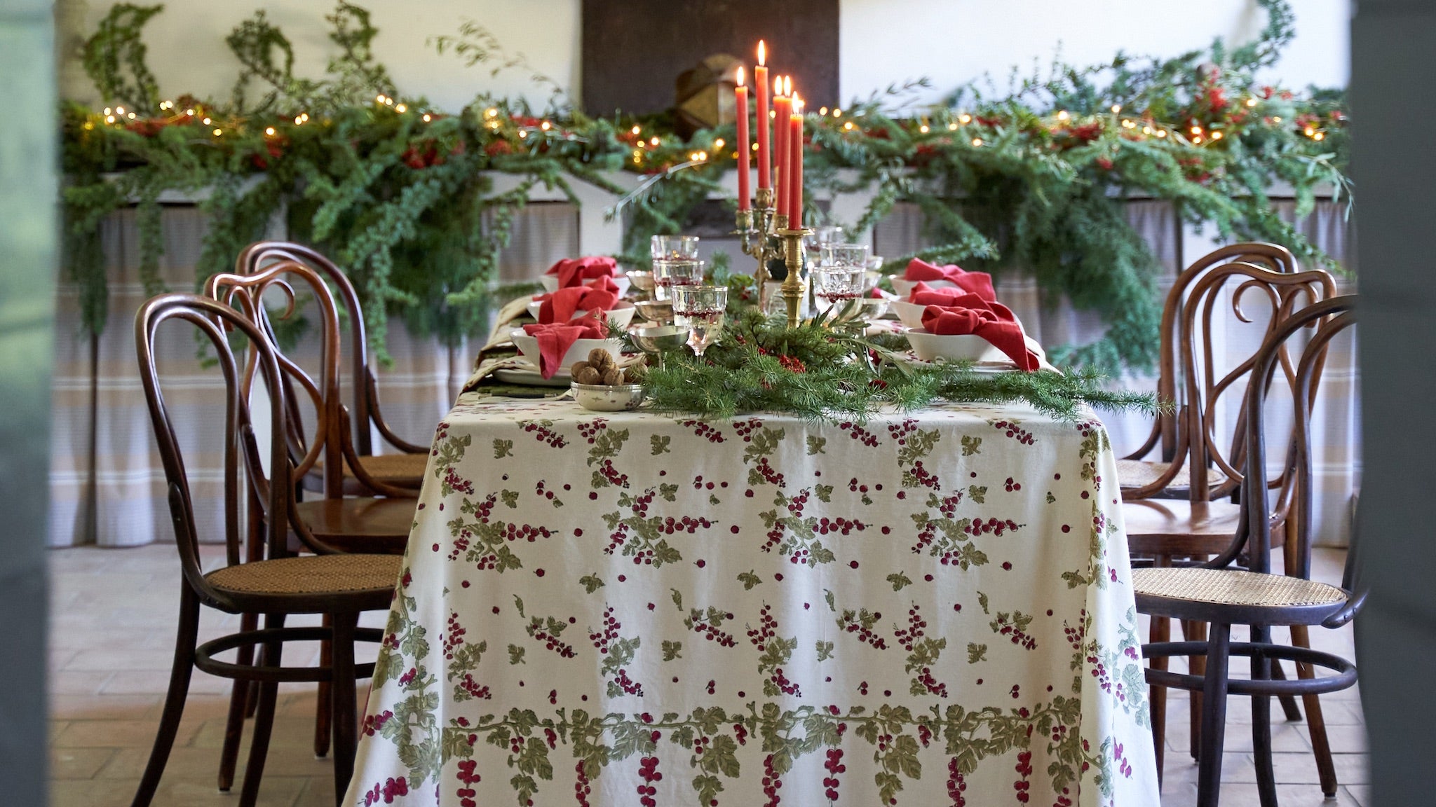 Setting a Festive Christmas Table in Provence