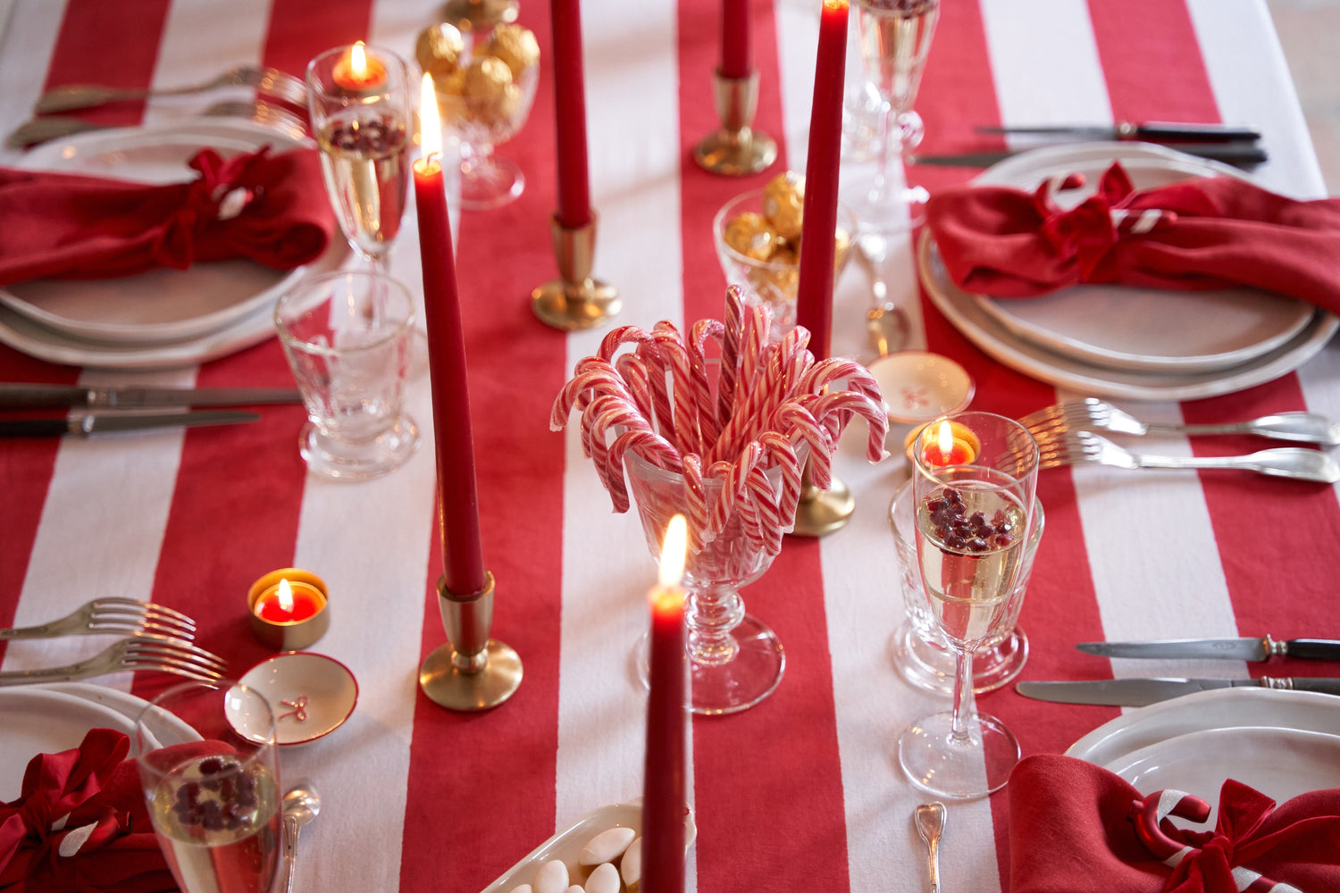 Find Your Style: Holiday Tablecloths and Accessories Compared